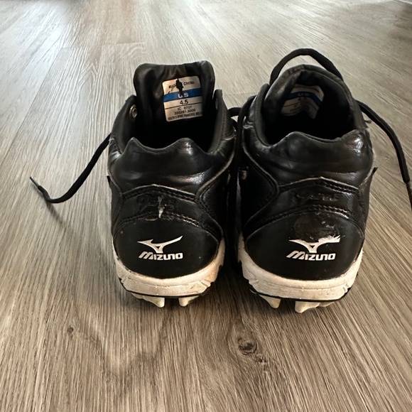Mizuno Youth Baseball Cleats size 4.5 - Picture 3 of 4
